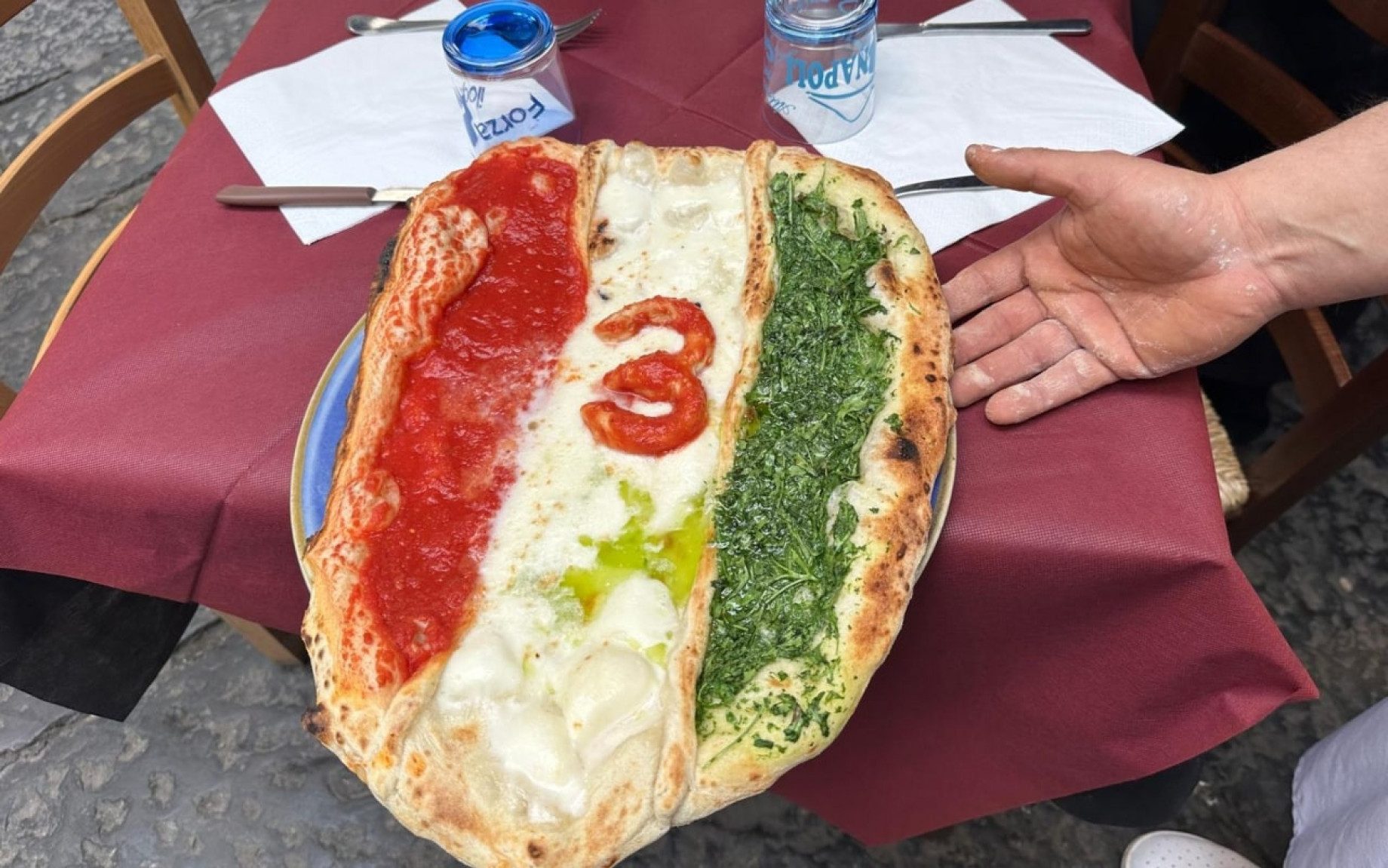 Napoli in festa, ai Quartieri Spagnoli spunta la pizza Scudetto (FOTO